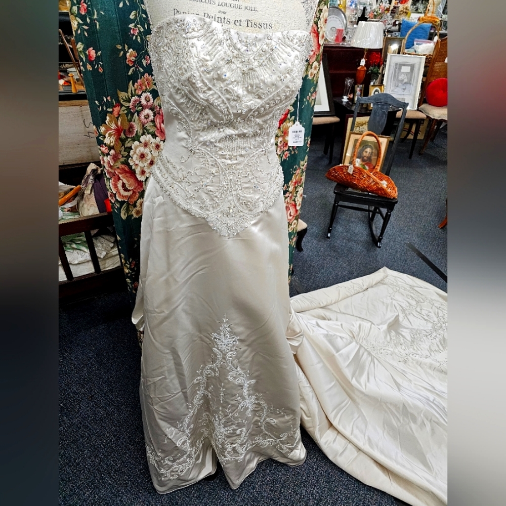 Beautiful Beige wedding dress w lots of sequence & detail size 10 but altered